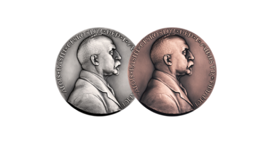 Proč je medaile akademického sochaře Josefa Šejnosta z roku 1922 stále aktuální?